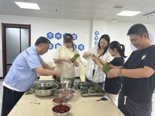 南郊公司包粽子