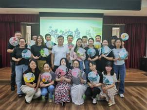 灞桥公司端午节制作扇子